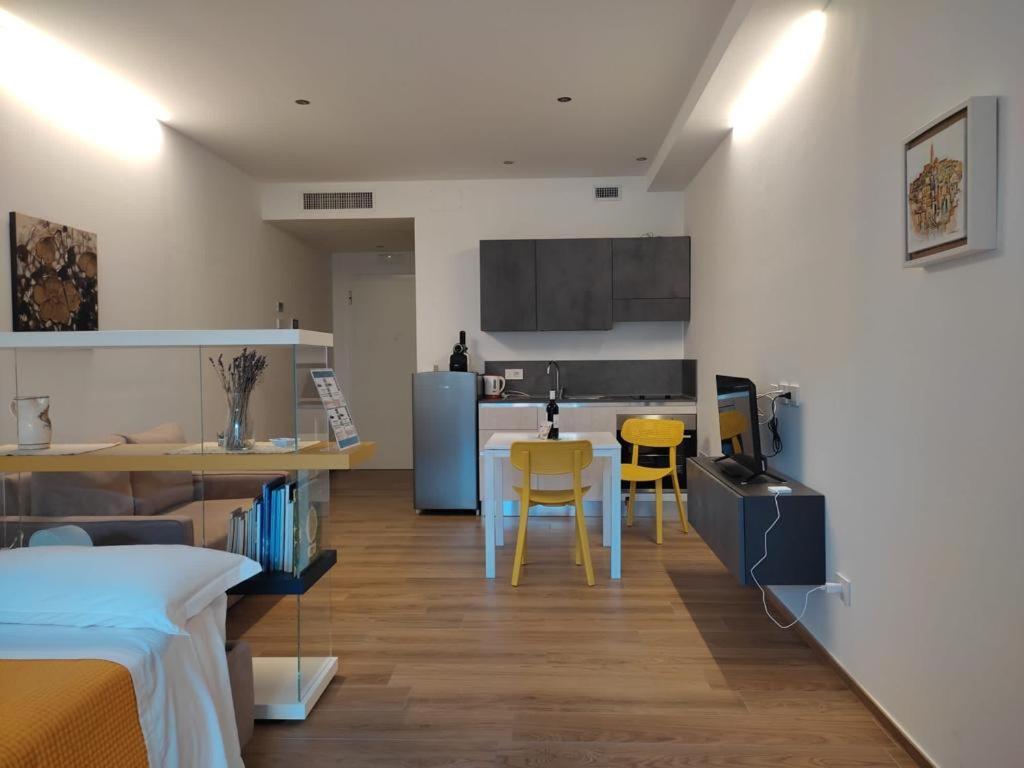 Domus13-With Private Parking Apartment Bari Ngoại thất bức ảnh